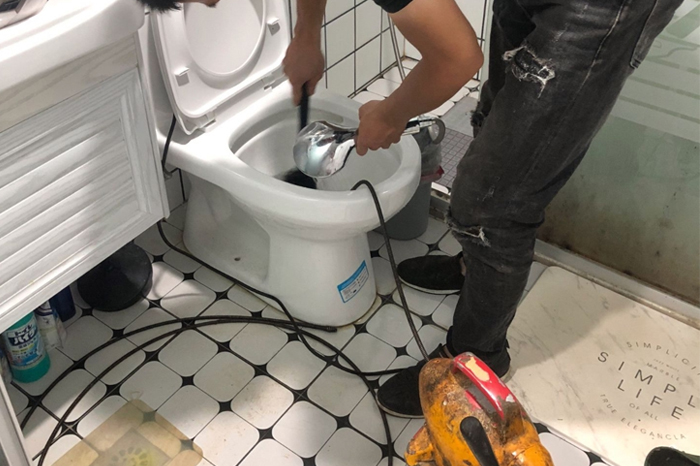 于洪疏通下水道