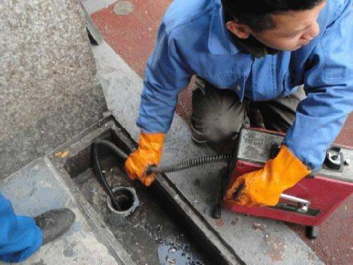 于洪疏通下水道