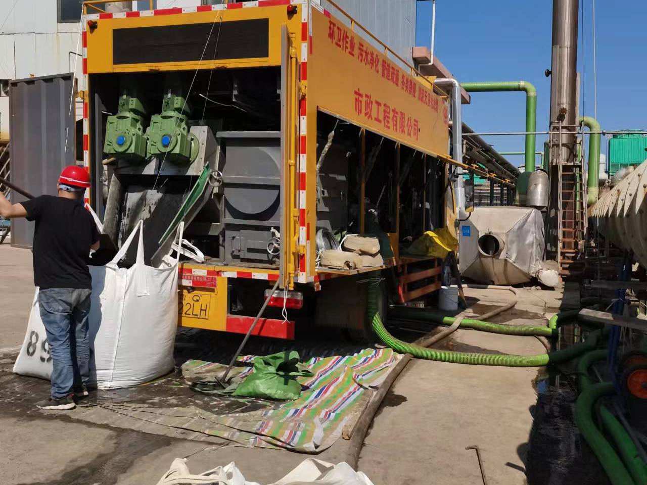 于洪淤泥压干处理